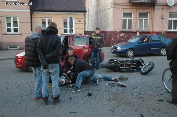 Wypadek na 29 Listopada. Motocyklista poszkodowany