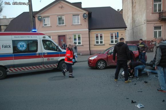Wypadek na 29 Listopada. Motocyklista poszkodowany