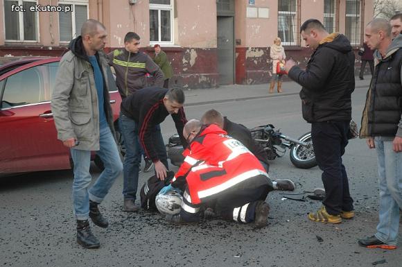 Wypadek na 29 Listopada. Motocyklista poszkodowany