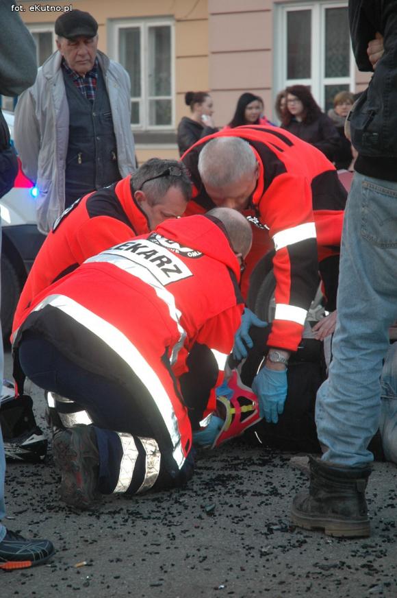 Wypadek na 29 Listopada. Motocyklista poszkodowany
