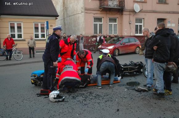 Wypadek na 29 Listopada. Motocyklista poszkodowany