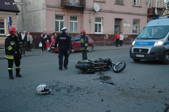 Wypadek na 29 Listopada. Motocyklista poszkodowany