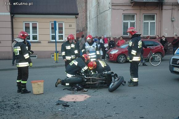 Wypadek na 29 Listopada. Motocyklista poszkodowany