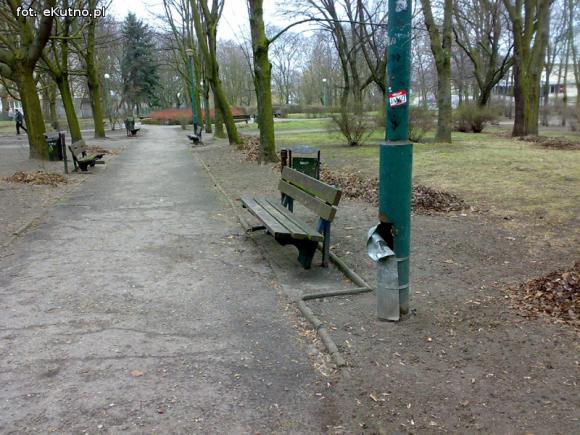 Sprawdzam. A inne lampy w parku?