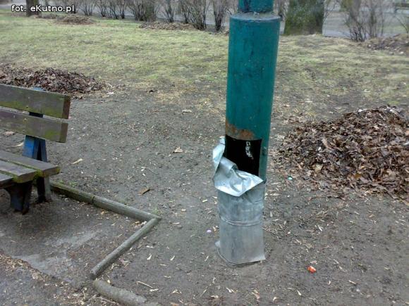 Sprawdzam. A inne lampy w parku?