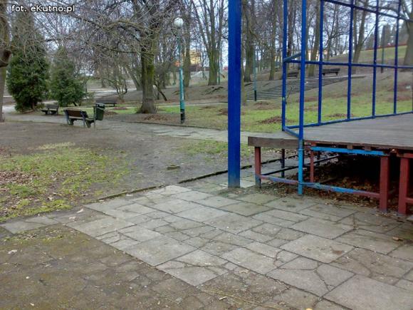 Sprawdzam. A inne lampy w parku?