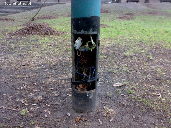 Sprawdzam. A inne lampy w parku?