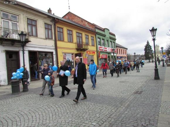 Dziś w Kutnie na niebiesko
