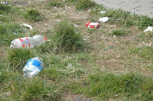 Sprawdzam. Lampy oświetlają niebo a dziura jeszcze większa