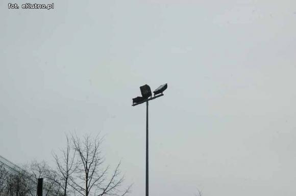 Sprawdzam. Lampy oświetlają niebo a dziura jeszcze większa