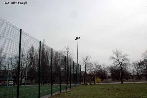 Sprawdzam. Lampy oświetlają niebo a dziura jeszcze większa