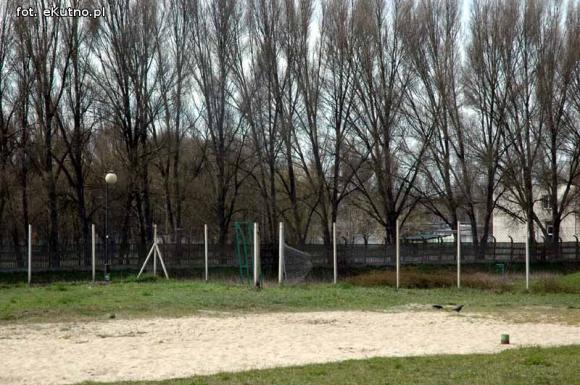 Sprawdzam. Lampy oświetlają niebo a dziura jeszcze większa