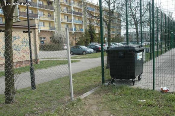 Sprawdzam. Lampy oświetlają niebo a dziura jeszcze większa