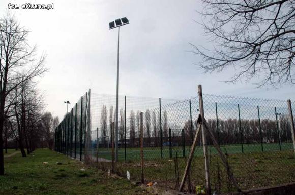 Sprawdzam. Lampy oświetlają niebo a dziura jeszcze większa