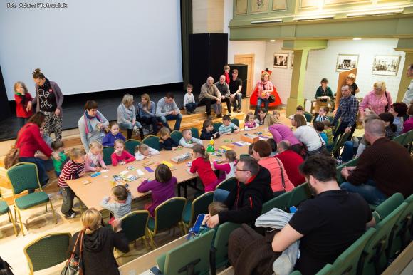Kinematograf dla Malucha z Bolkiem i Lolkiem i papierowe podobizny kultowych bohaterów