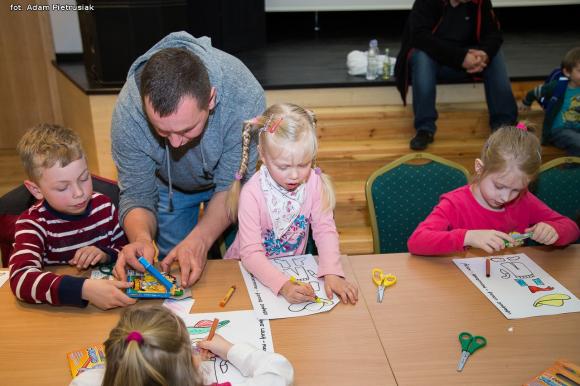 Kinematograf dla Malucha z Bolkiem i Lolkiem i papierowe podobizny kultowych bohaterów