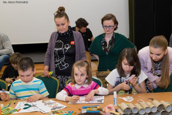 Kinematograf dla Malucha z Bolkiem i Lolkiem i papierowe podobizny kultowych bohaterów