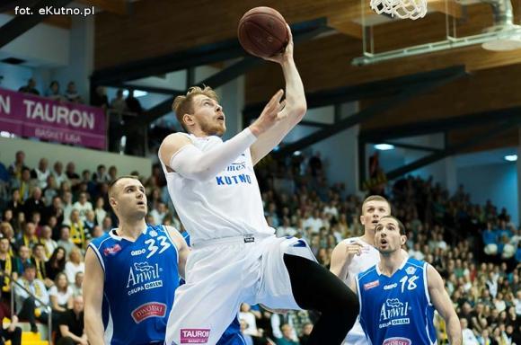 Polfarmex wygrywa z Anwilem