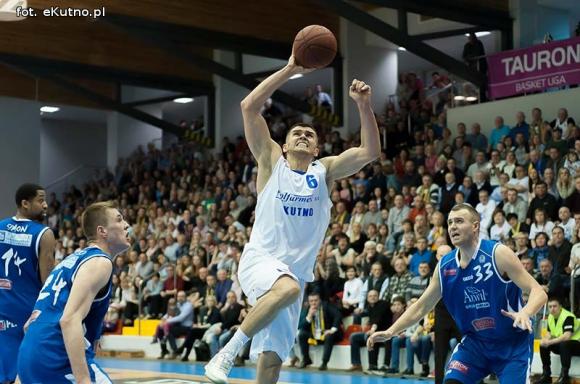 Polfarmex wygrywa z Anwilem