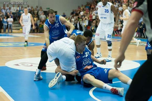 Polfarmex wygrywa z Anwilem