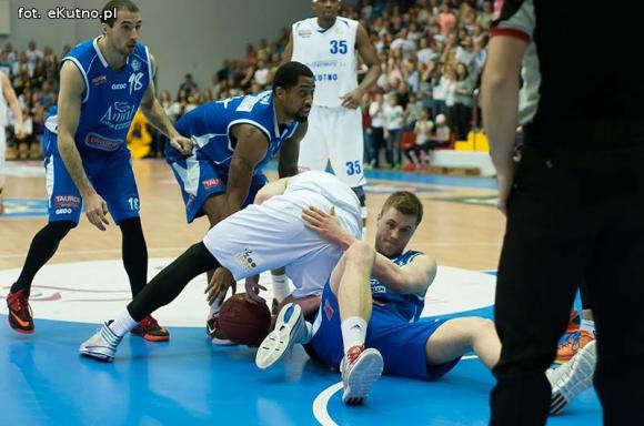 Polfarmex wygrywa z Anwilem