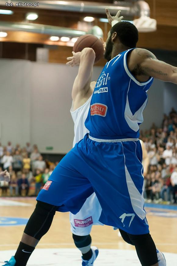 Polfarmex wygrywa z Anwilem