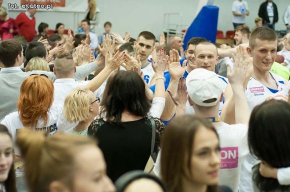 Polfarmex wygrywa z Anwilem