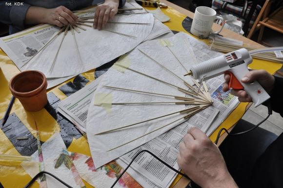 Dekoracje z odzysku. Warsztaty wyobraźni w pracowni plastycznej KDK