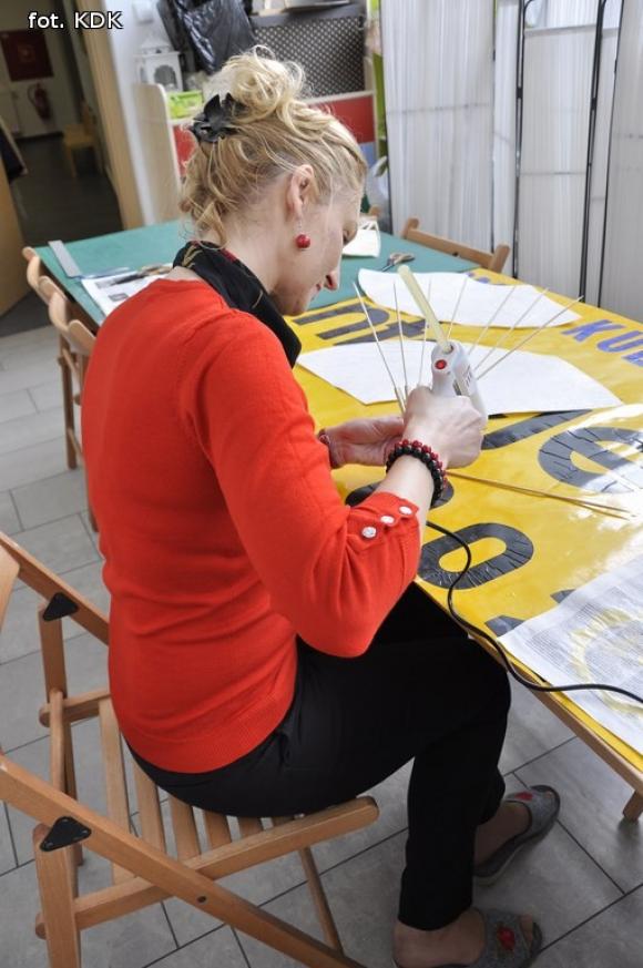 Dekoracje z odzysku. Warsztaty wyobraźni w pracowni plastycznej KDK