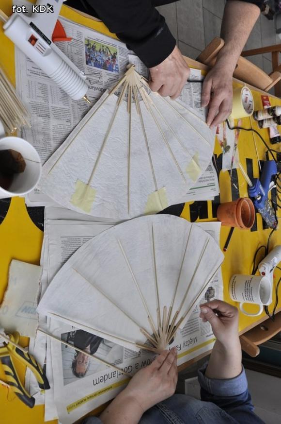 Dekoracje z odzysku. Warsztaty wyobraźni w pracowni plastycznej KDK