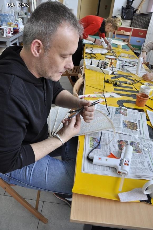 Dekoracje z odzysku. Warsztaty wyobraźni w pracowni plastycznej KDK