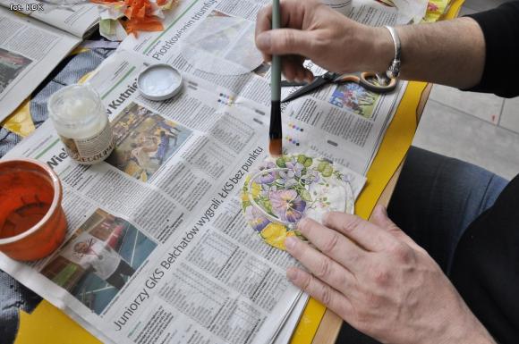 Dekoracje z odzysku. Warsztaty wyobraźni w pracowni plastycznej KDK