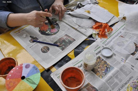 Dekoracje z odzysku. Warsztaty wyobraźni w pracowni plastycznej KDK