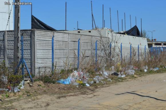 Czytelnicy piszą: Śmieci fruwają po Łąkoszyńskiej