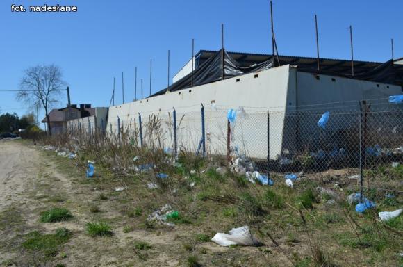 Czytelnicy piszą: Śmieci fruwają po Łąkoszyńskiej