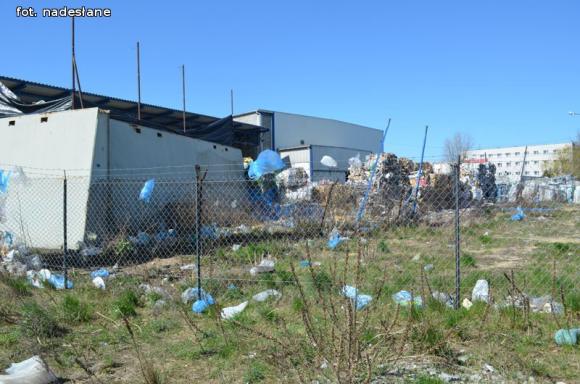 Czytelnicy piszą: Śmieci fruwają po Łąkoszyńskiej