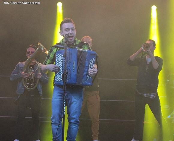 Hej ludzie, po to żyjemy, aby dawać miłość innym. Enej na koniec majówki