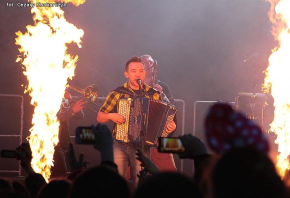 Hej ludzie, po to żyjemy, aby dawać miłość innym. Enej na koniec majówki