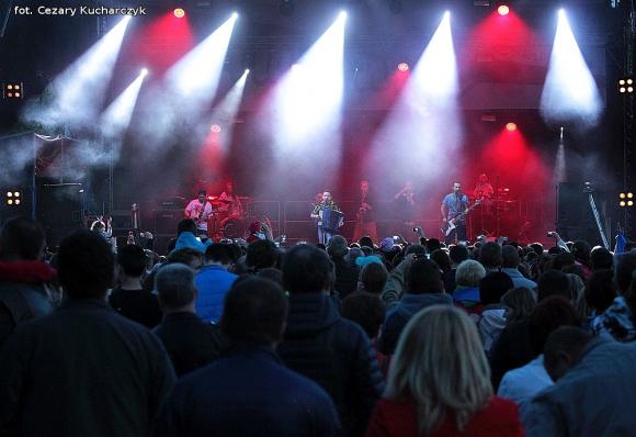 Hej ludzie, po to żyjemy, aby dawać miłość innym. Enej na koniec majówki