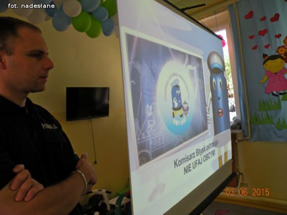 Policjanci w punkcie przedszkolnym Kolorowy Świat