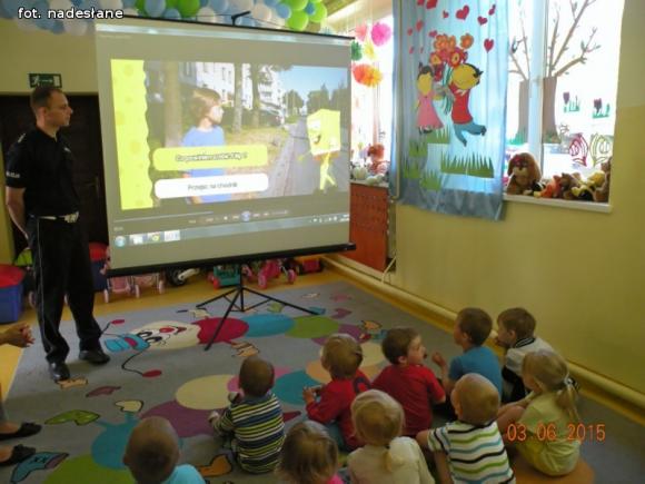 Policjanci w punkcie przedszkolnym Kolorowy Świat