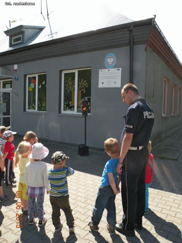 Policjanci w punkcie przedszkolnym Kolorowy Świat