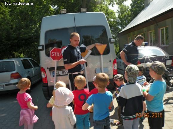 Policjanci w punkcie przedszkolnym Kolorowy Świat