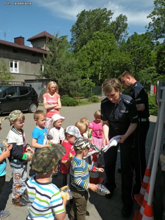 Policjanci w punkcie przedszkolnym Kolorowy Świat
