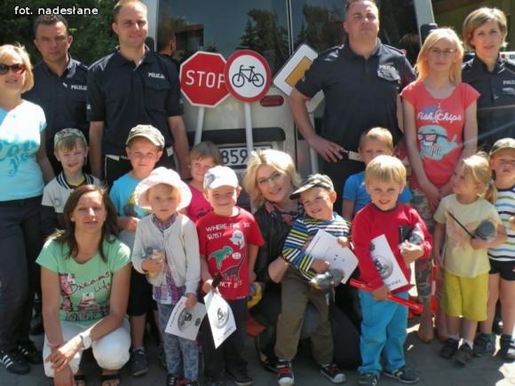 Policjanci w punkcie przedszkolnym Kolorowy Świat