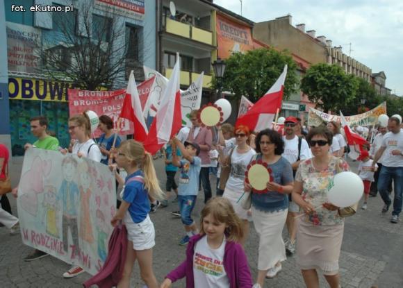 Radosny i kolorowy Marsz dla Życia i Rodziny. Zapraszamy na stadion