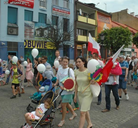Radosny i kolorowy Marsz dla Życia i Rodziny. Zapraszamy na stadion