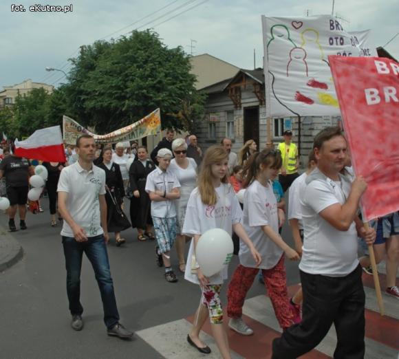 Radosny i kolorowy Marsz dla Życia i Rodziny. Zapraszamy na stadion