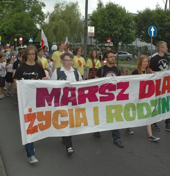 Radosny i kolorowy Marsz dla Życia i Rodziny. Zapraszamy na stadion