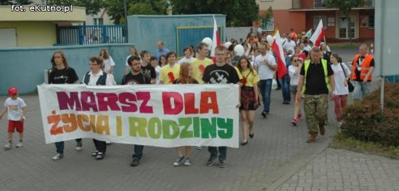 Radosny i kolorowy Marsz dla Życia i Rodziny. Zapraszamy na stadion